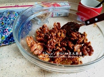 step7: 趁熱倒入核桃內 , 再灑上白芝麻拌勻即可