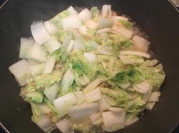 step3: 放入白菜炒軟，入鹽和香菇精拌炒後，加適量的水，用中小火略煮到白菜白色部位入味。