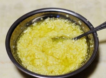 step1: 先把蒜剁成蒜蓉（這道菜主要要突出一個蒜香，大家不要捨不得。另外不要擔心蒜味影響口氣，因為蒜蓉蒸熟過後沒有那麼恐怖的。）剁好的蒜蓉加入鹽、油、香油攪拌均勻；
