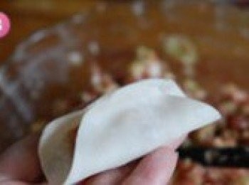 step8: 取一面皮，中間放入<span class="group_2">餡料</span>，對角捏上，兩邊不封口