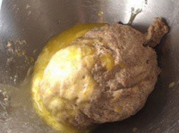 step3: 攪拌成一個軟團後，加入熔化的黃油，速度加一檔，揉15分鐘左右。