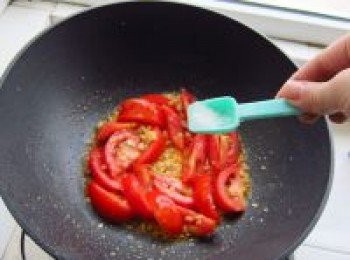 step13: 調一點糖 這裡放少量的糖更能激發番茄自然的酸甜味，以吃不出糖的甜味為宜