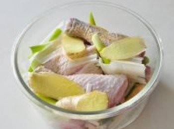 step2: 雞腿一切2，用蔥段，薑片，鹽1茶匙，咖哩粉辣椒粉各1茶匙醃漬2小時。