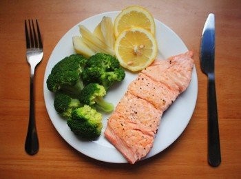 step4: 將三文魚盛出放在西蘭花上，撒上一些食鹽和黑胡椒即可，香煎三文魚少油版食譜完成