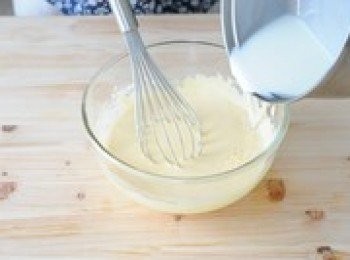 step5: 把牛奶倒進蛋黃糊中。混合均勻