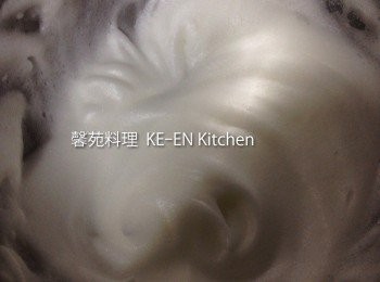 step2: 蛋白打成漲硬（倒扣不掉為止）
