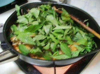 step6: 完成前再加入1大把九層塔ˊ快速拌勻即可