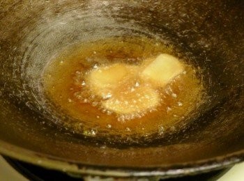 step3: 熱鍋，倒進胡麻油燒溫，放入薑片以小火爆香