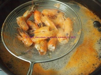 step1: 剪去蝦頭, 去殼, 蝦身去腸, 洗淨, 用廚房紙吸乾水份之後, 用少許鹽及胡椒粉醃10分鐘以上