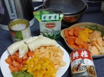 step5: 將切好的水果、蘭香子同淡奶，放入雪櫃雪凍