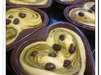 step10: 塗蛋液, 放蜜紅豆裝飾。