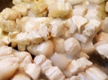 step1: 熱鍋熱油後將五花肉或梅花肉金黃爆香。