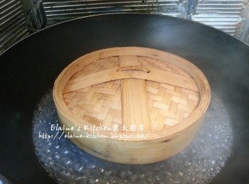 step3: 將蒸蛋湯碗放入鑊中蓋上蒸籠蓋 (如冇可用保鮮紙代替)