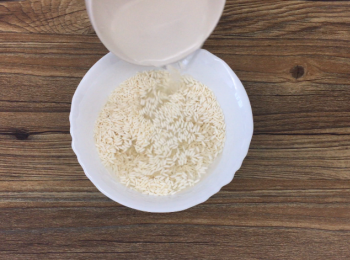 step1: 先把糯米洗淨，用水浸4小時。