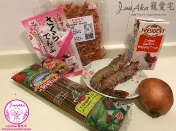 step1: 2隻大蝦洗浄並用廚房紙抹乾水份，剪掉蝦腳，用少許鹽抹蝦身備用；