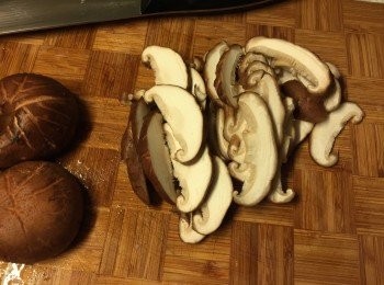 step2: 冬菇洗淨切絲