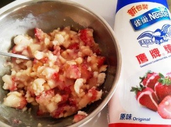 step5: 將步驟2與煉乳及小饅頭餅乾攪拌均勻成內餡