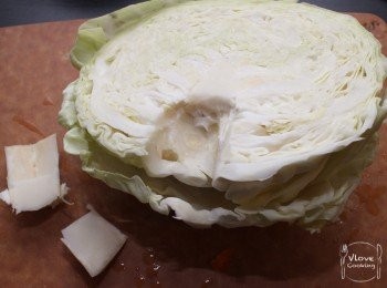 step2: 金菇甘筍洗淨瀝乾水切細段, 高麗菜切走中間硬心, 一片一片剝落洗乾淨