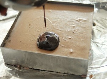 step10: 將巧克力漿淋在慕斯上，再放入冰箱冷卻至鏡面完全凝固