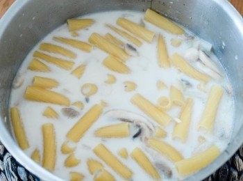 step4: 加入雞肉、雞湯、牛奶和忌廉，煮沸後下意粉，拌勻（如想多點醬汁，可加多點牛奶）