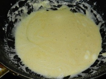 step3: 一直拌煮到奶油與棉花糖都融化(如果要加奶粉，此時可加入拌，加奶粉的話，可讓糖方便分塊，初學者可用)