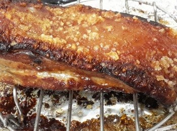 step8: 再放入焗爐220度，放在焗爐上層，讓豬皮爆開，會聽到爆開的聲音，烤將20至30分鐘或至豬皮爆開即成！
