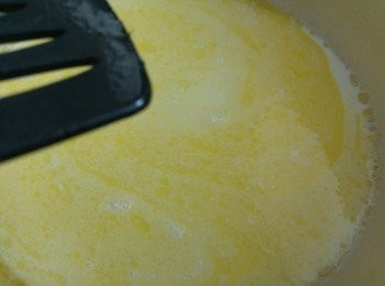 step3: 牛油,鮮奶一起加熱直至微滾熄火。