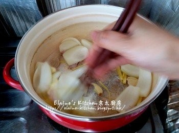 step4: 煲內加入少許油爆香蒜頭 , 乾蔥頭 , 洋蔥及薑絲