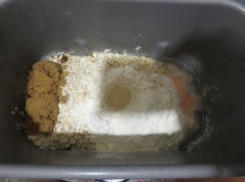 step1: 麵包機設定：程式(1)白麵包，麵包分量：750克，烘焙度：低度。

    除了牛油外，將所有材料依以上次序放入麵包機焗盆內，將焗盆放回麵包機內，按開始鍵。
