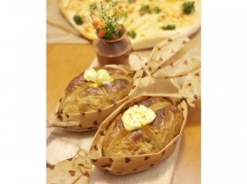 step3: 烤好的馬鈴薯十字內部撒上起士碎粒~~ 放上一小塊奶油撒上歐芹粉~~ 包裝成糖果形狀就完成囉&gt;////