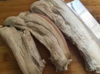 step1: 將五花腩洗凈，落鍋出水4分鐘、拎出過凍水