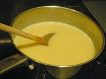 step5: 放回爐上，下鹽及黑胡椒粉調味，再下牛奶及淡忌廉拌勻 ，再煮一分鐘即成！