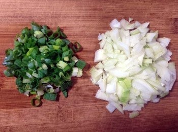 step1: 洋葱切碎、菜脯切碎、青葱切成葱花。