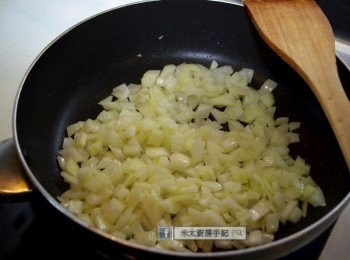 step7: 鍋中下1湯匙橄欖油燒熱， 把洋蔥炒至透明。