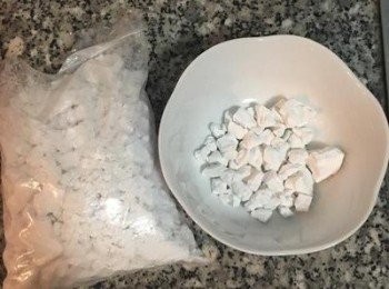 step1: 葛粉秤好量，放在可微波加熱的碗裏。 枸杞洗淨用熱水泡著備用。