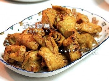 step4: 這盤麵腸，酥酥脆脆又香又下飯
醬汁更讓麵腸的色澤油亮美麗
沒有繁雜的程序，簡單易作的一道好吃料理
可以動手試試看唷！！