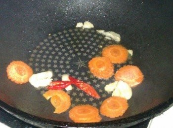 step3: 一匙熱油將蒜、紅蘿蔔、辣椒爆香