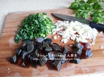 step5: 皮蛋去殼洗淨切粒 , 蒜頭 , 乾蔥頭去衣切細粒或蓉 , 蔥切粒分別盛起