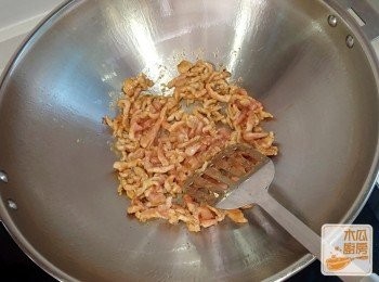 step3: 油落鑊，將肉絲快炒轉色