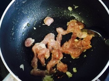 step3: 下油先炒香蒜蓉，再下肉絲炒至差不多熟透