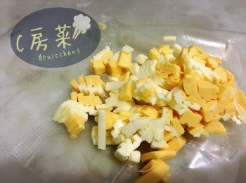 step2: 將片裝芝士切碎