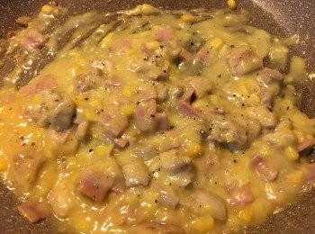 step4: 之後落火腿粒略炒一下，再倒入雞蓉粟米湯、熱水攪勻，然後加鹽、黑椒碎調好味就撈起備用