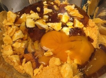 step2: 拌勻後加入雞蛋；加入蜂蜜拌成糊狀。