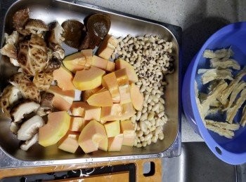 step1: 乾冬菇浸軟切件,青木瓜刨去皮及去籽洗淨後切件,陳皮浸軟,眉豆及去衣花生略浸,支竹浸軟待用