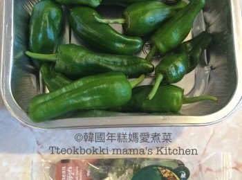 step1: 焗爐預熱至200°C ，將1湯匙橄欖油淋上帕德龍辣椒上，
