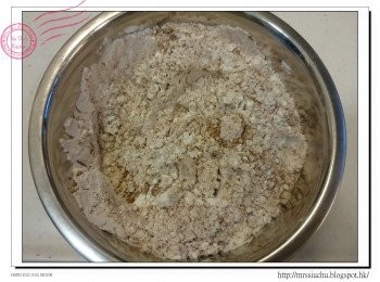 step2: 低筋麵粉, 泡打粉, 黑朱古力粉過篩備用。