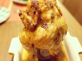 step1: 雞洗凈抹乾，檸檬搾汁，檸檬汁搽勻雞身內外，再用海鹽、黑椒、意大利香草、百里香醃半小時。啤酒喝剩半罐，把雞放上罐上，焗30分鐘後，搽蜜糖再焗10分鐘即成！ 