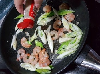 step6: 落少許白胡椒粉炒勻