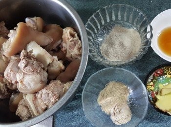 step2: 預備好<span class="group_2">煮豬手料</span>:沙薑粉2茶匙,鹽焗雞粉25g,紹興酒1湯匙,白胡椒粉1茶匙半