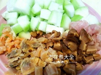 step1: 冬菇，瑤柱，蝦米及蜆乾浸軟，冬瓜及瘦肉切粒備用